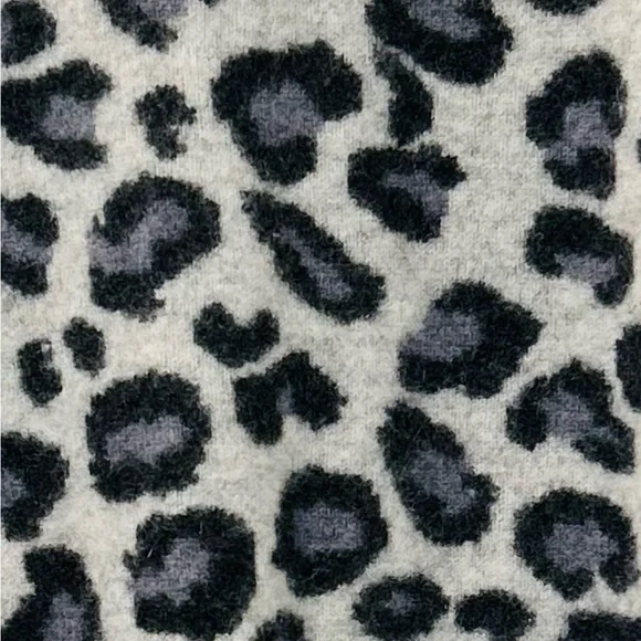 Cynthia Rowley Crew Neck 2-Ply Cashmere Sweater in Black and Grey Leopard - Picture 4 of 4